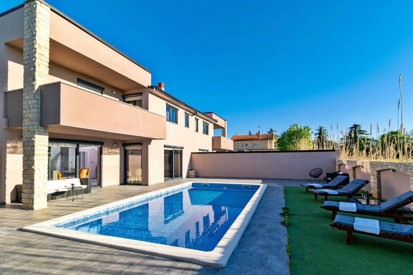 Beautiful Villa Nika with Pool-Buitenkant zomer