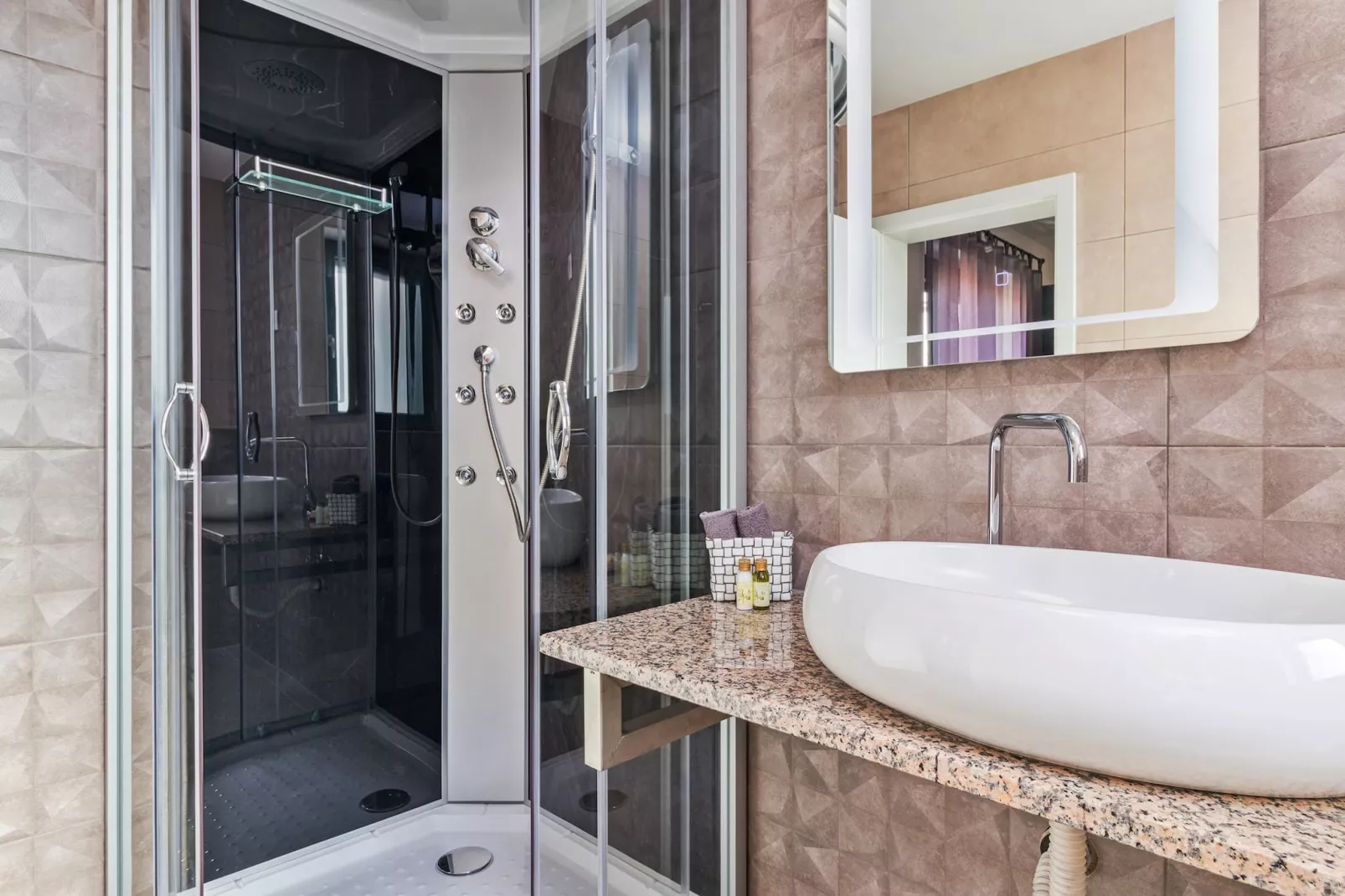 Beautiful Villa Nika with Pool-Badkamer