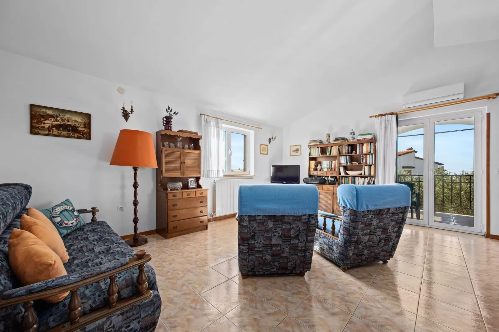 Apartment Tedi with Sea View-Woonkamer