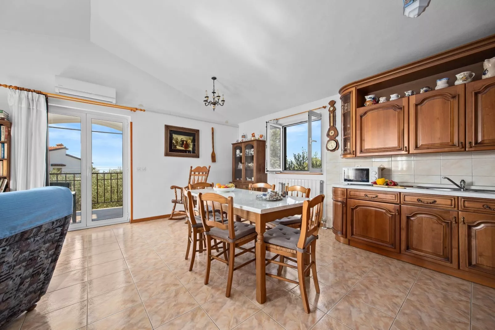 Apartment Tedi with Sea View-Eetkamer