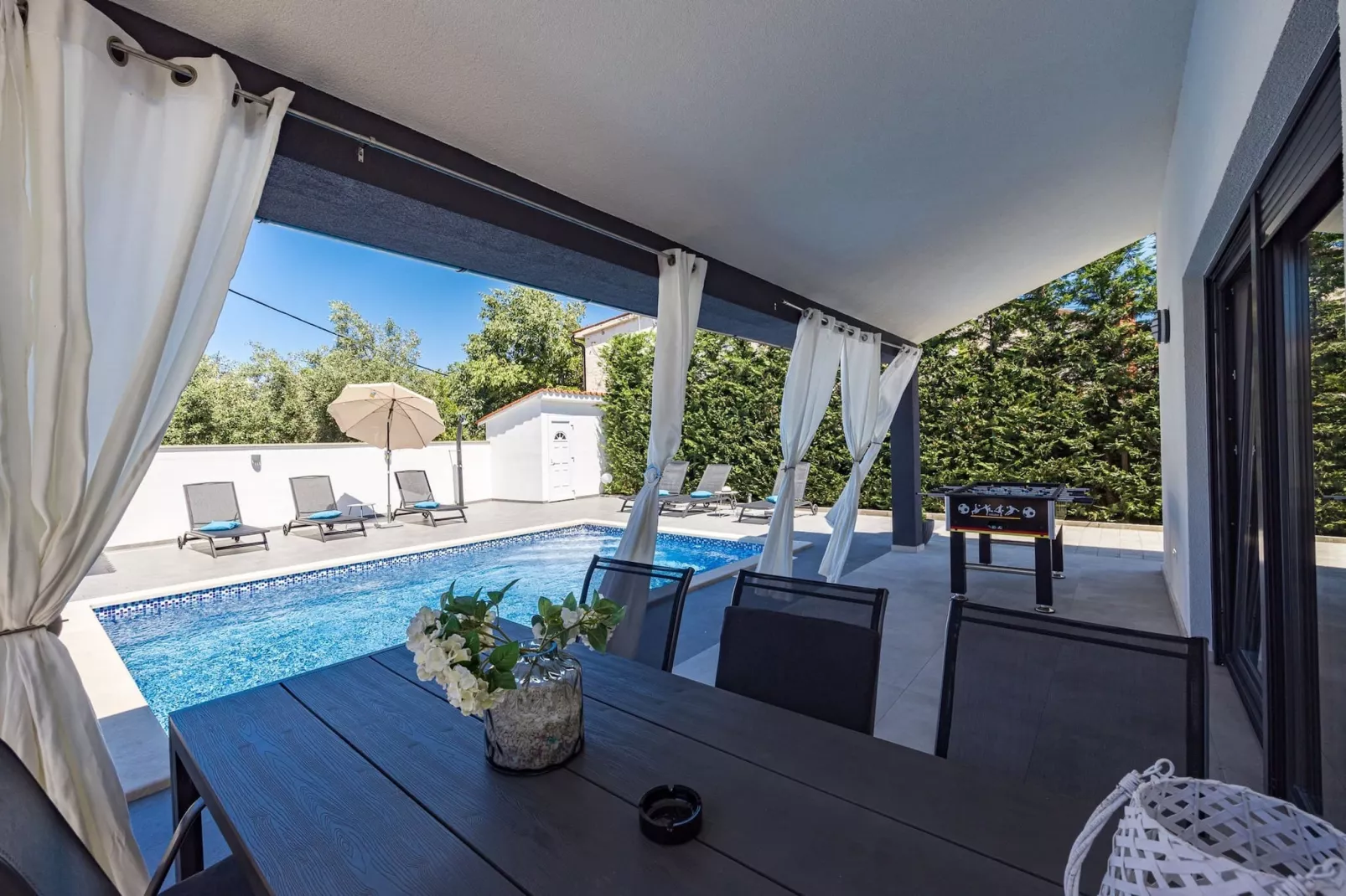Villa Bavaria with Pool, Jacuzzi, Table Tennis-Terras