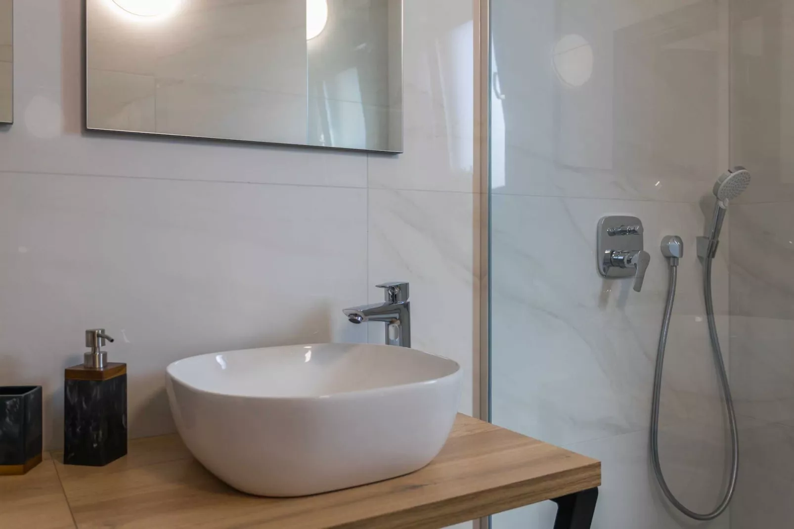 Villa Bavaria with Pool, Jacuzzi, Table Tennis-Badkamer