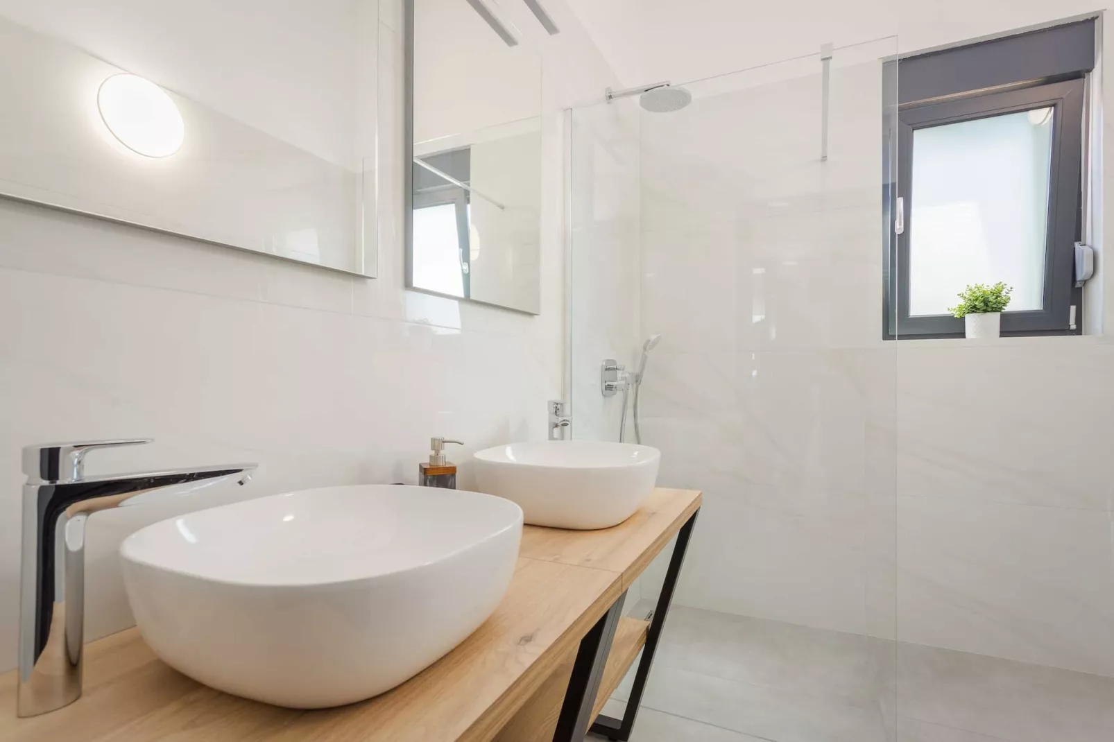 Villa Bavaria with Pool, Jacuzzi, Table Tennis-Badkamer