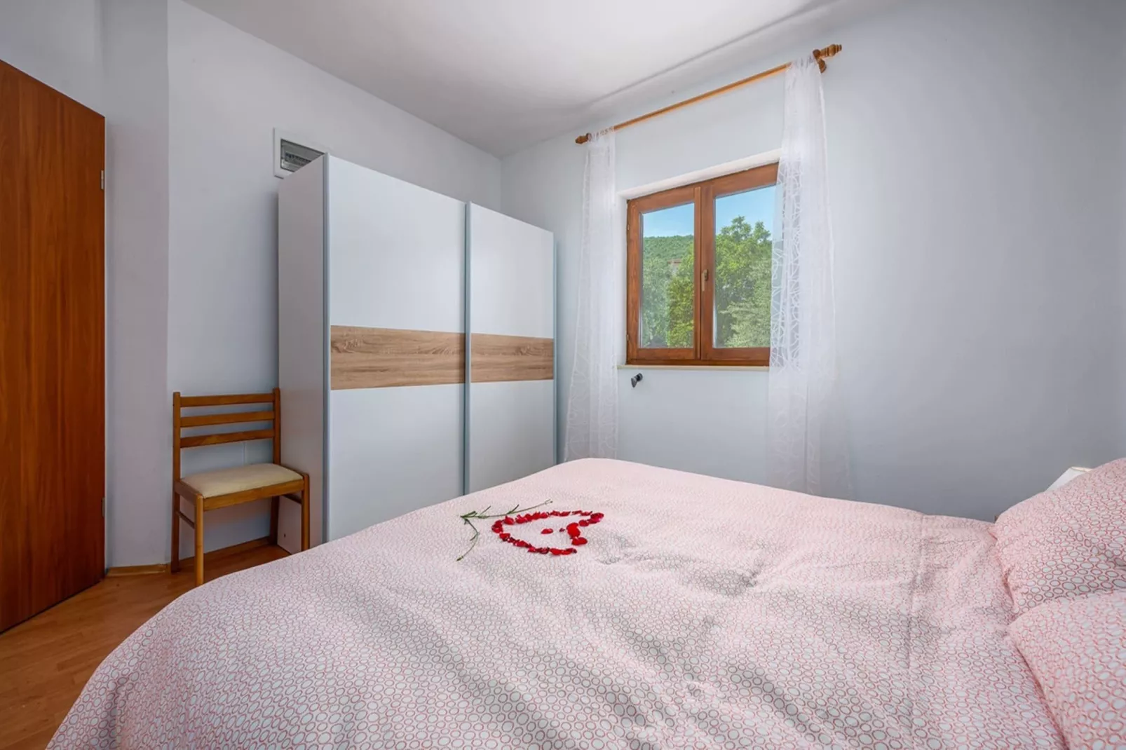 Lara 4 - Shared Pool, Sauna, Jacuzzi-Slaapkamer