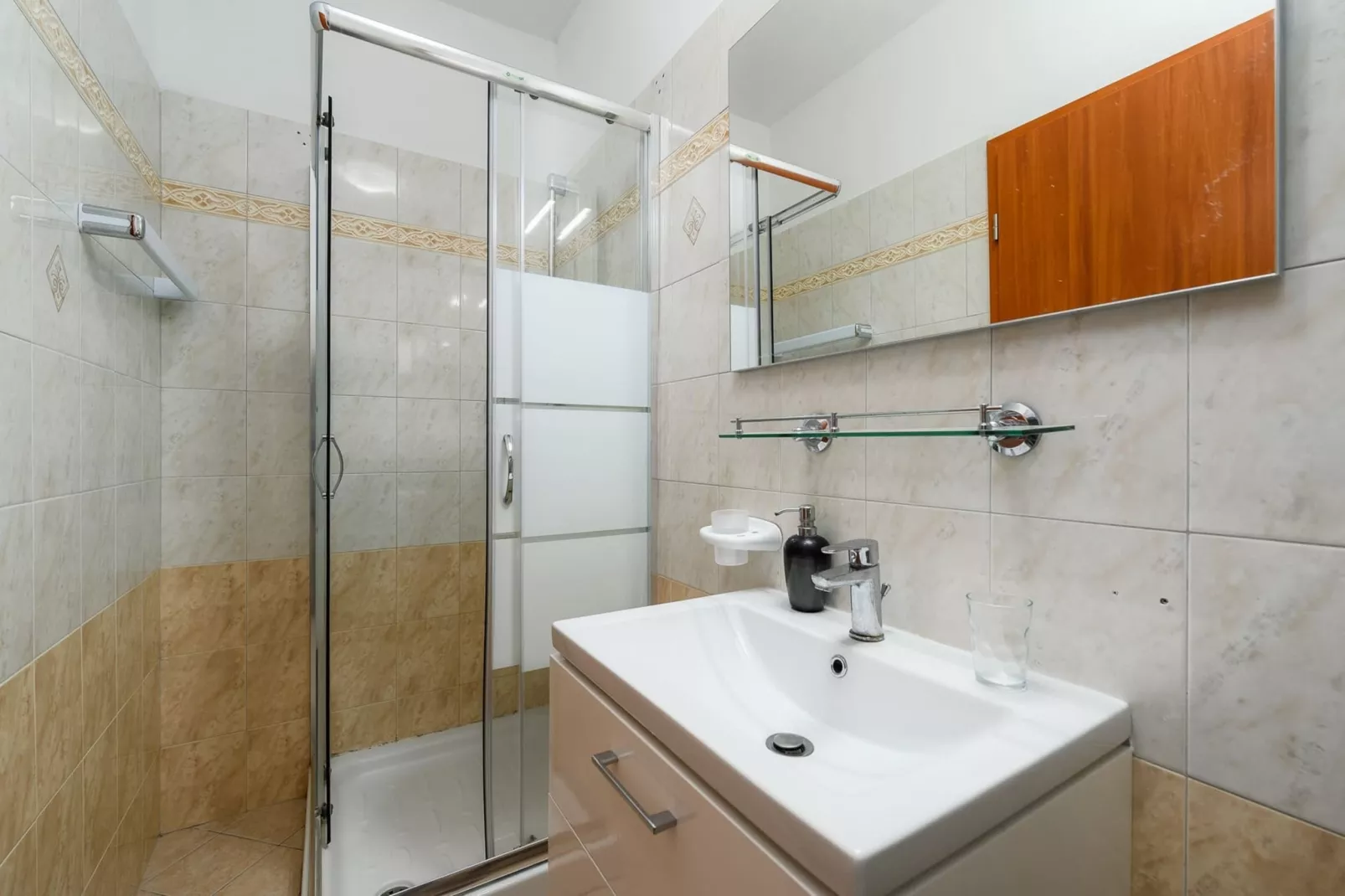 Lara 4 - Shared Pool, Sauna, Jacuzzi-Badkamer