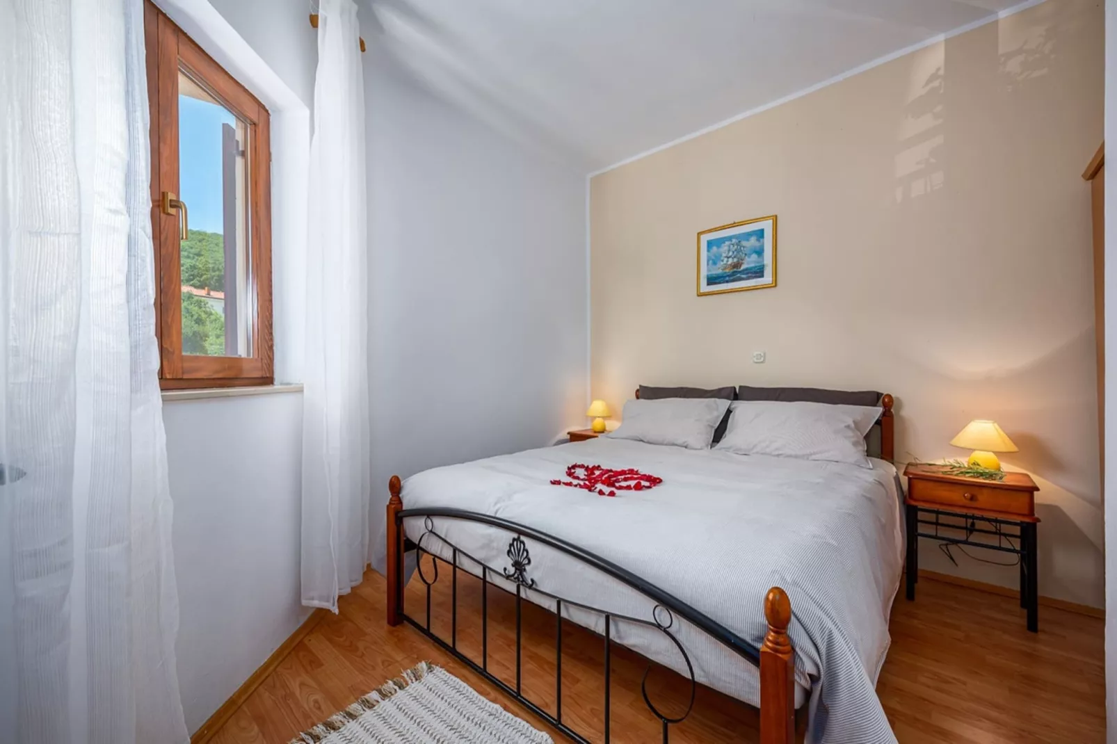 Lara 2 - Shared Pool, Sauna, Jacuzzi-Slaapkamer