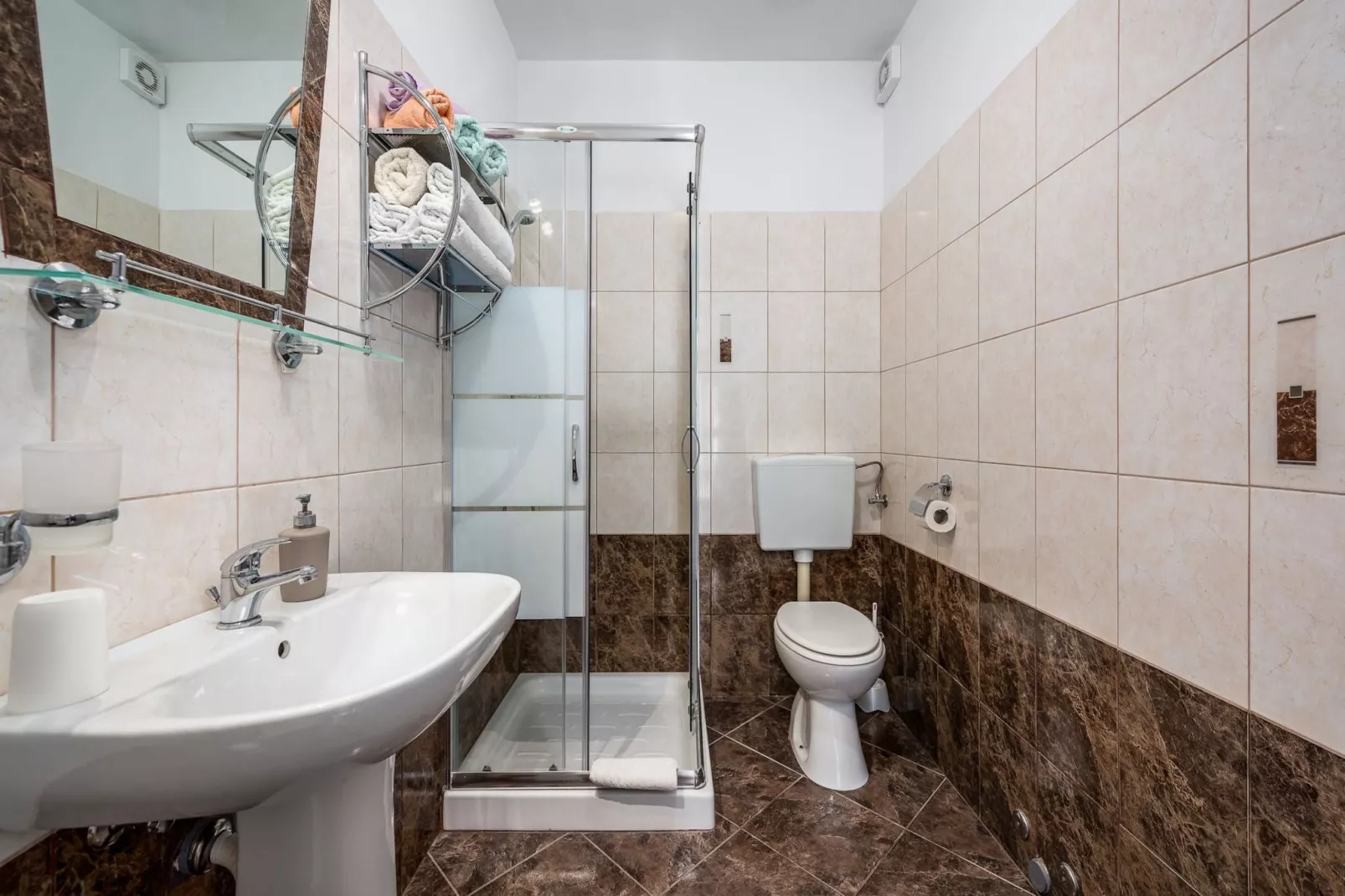 Lara 6 - Shared Pool, Sauna, Jacuzzi-Badkamer