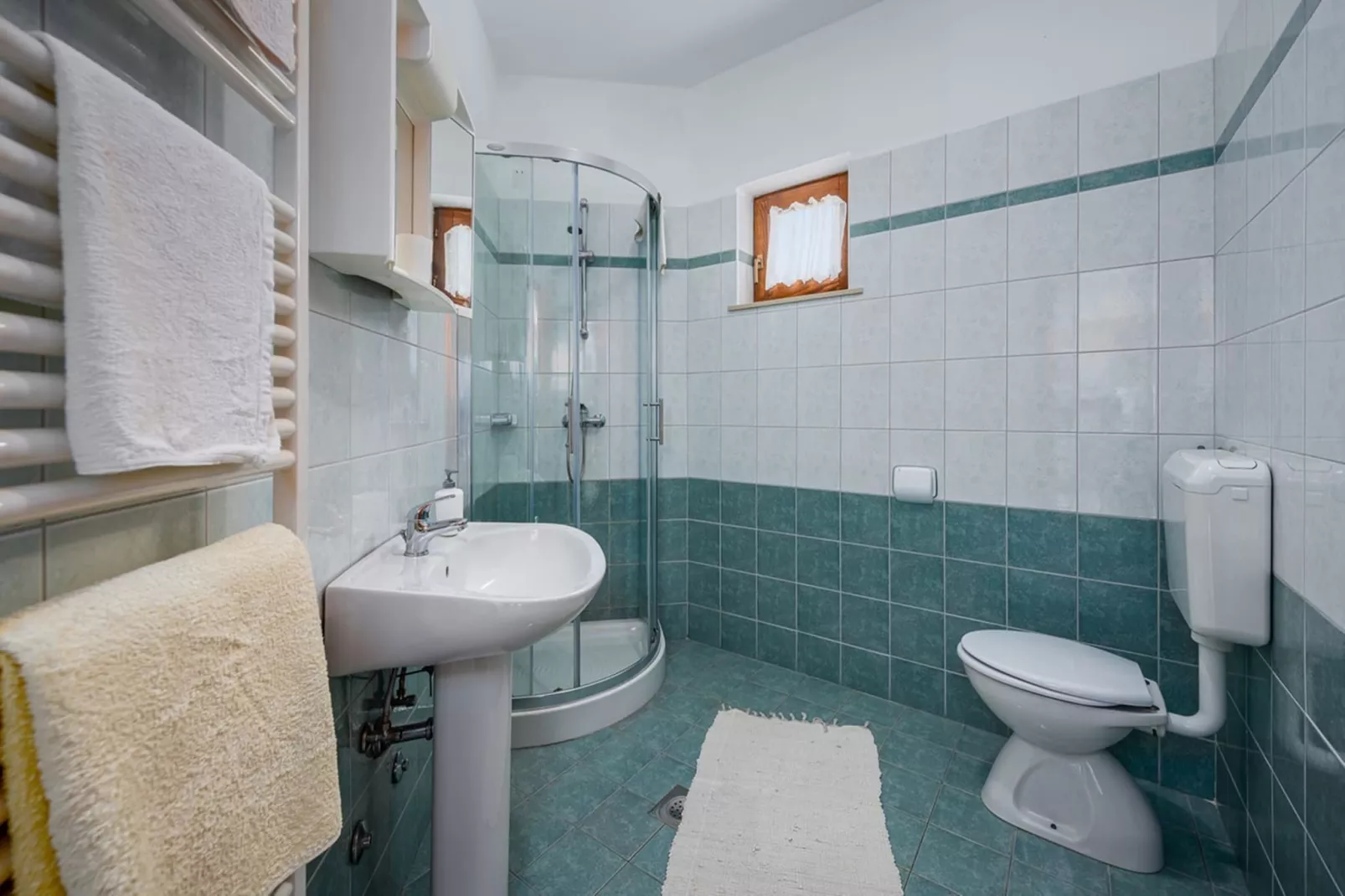 Lara 3 - Shared Pool, Sauna, Jacuzzi-Badkamer