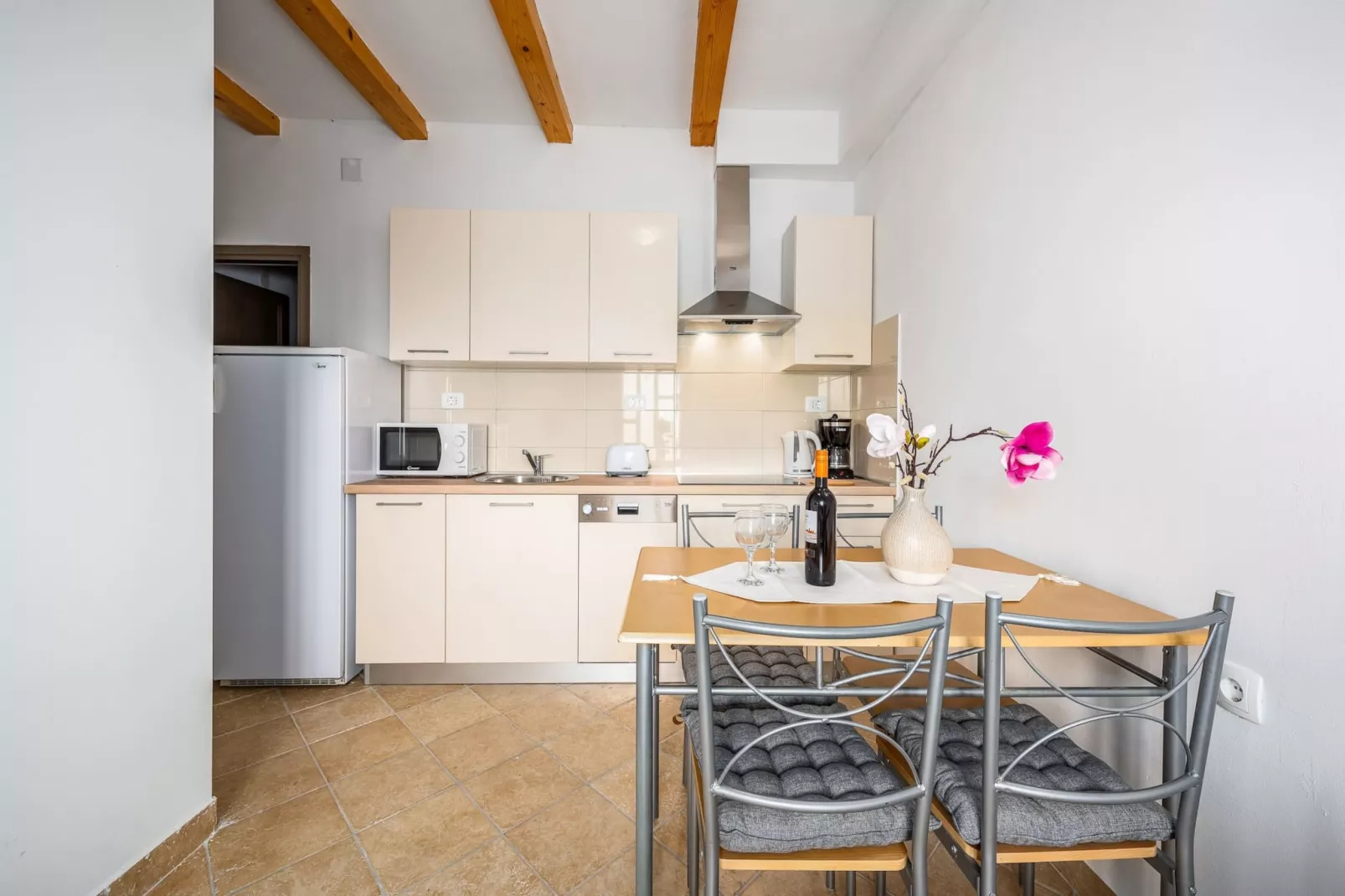 Lara 8 - Shared Pool, Sauna, Jacuzzi-Keuken