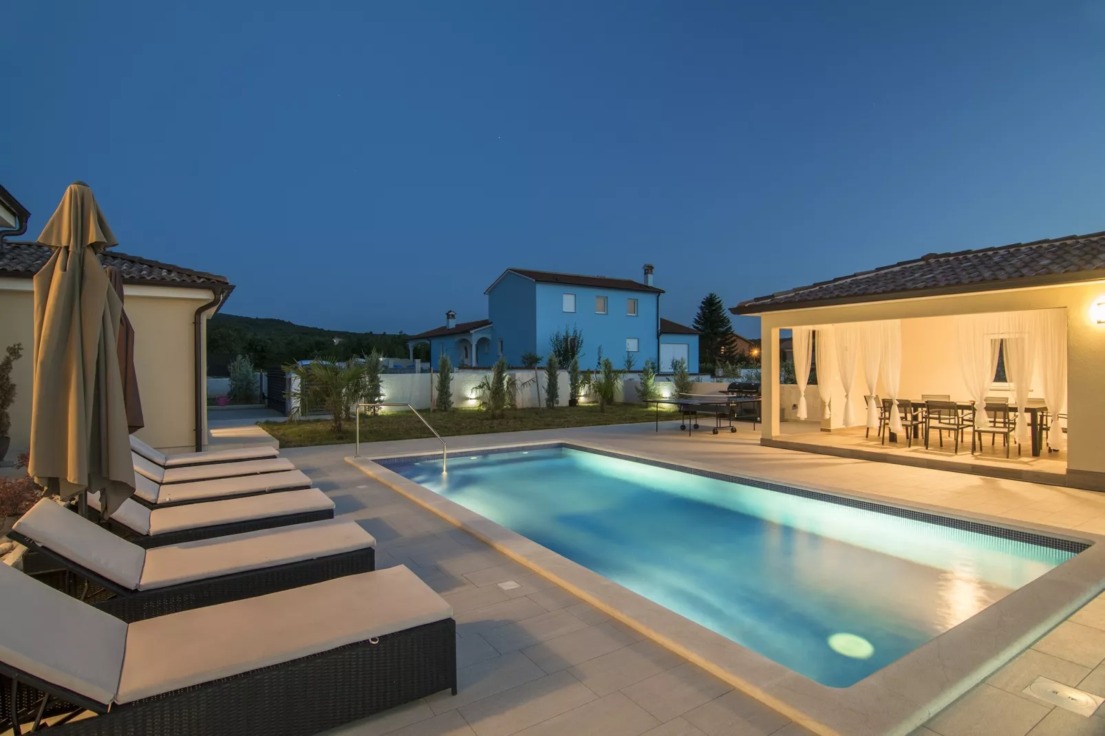 Villa Land with Private Pool-Buitenkant zomer