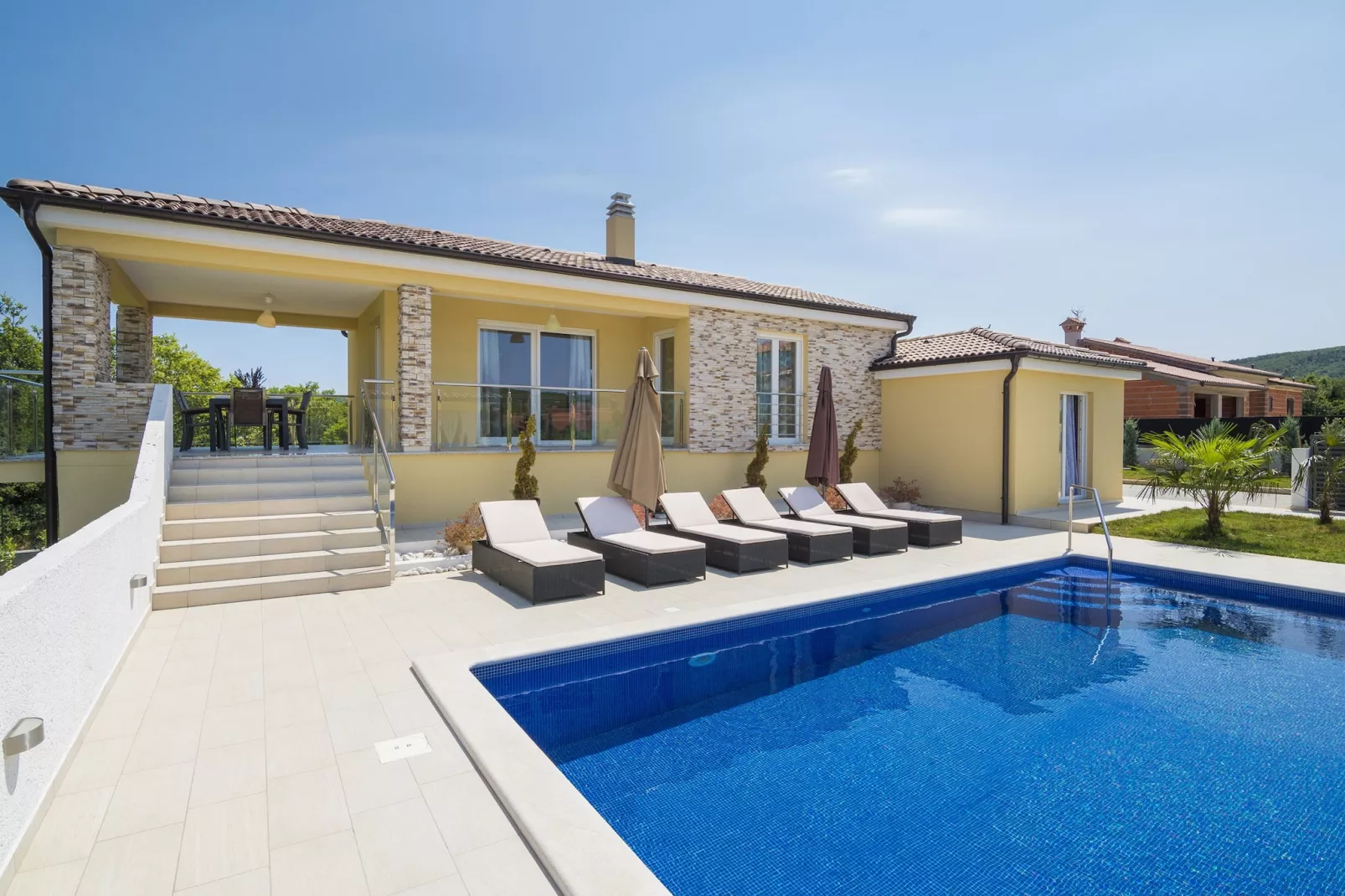 Villa Land with Private Pool-Zwembad