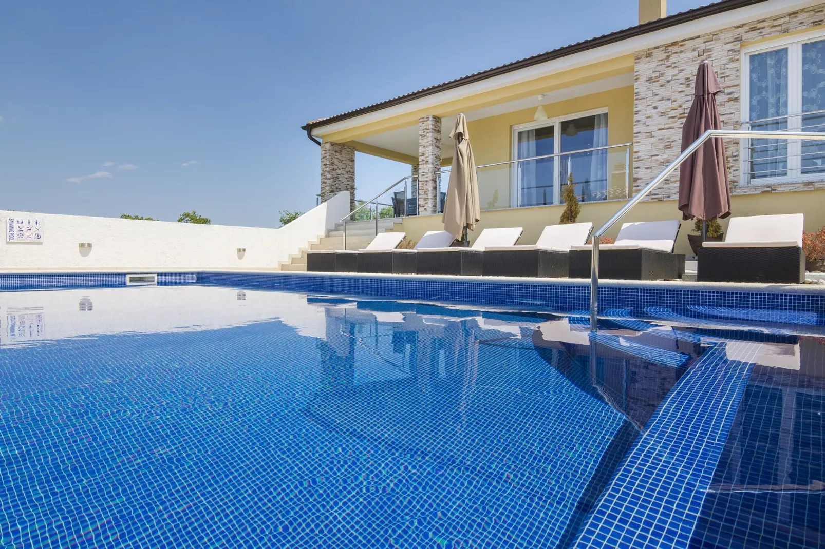 Villa Land with Private Pool-Zwembad