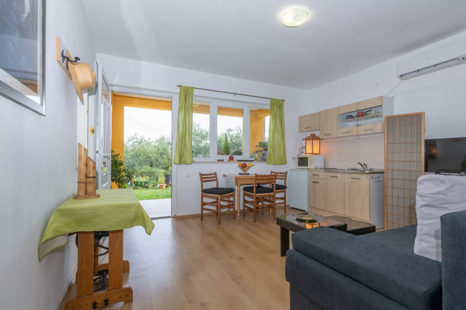 Apartments Indira - Tara - One Bedroom Apartment-Woonkamer