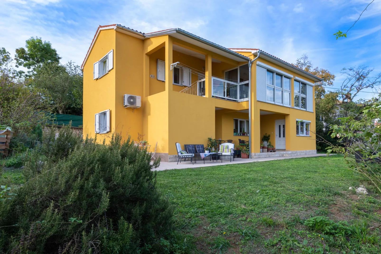 Apartments Indira - Tara - One Bedroom Apartment-Tuinen zomer
