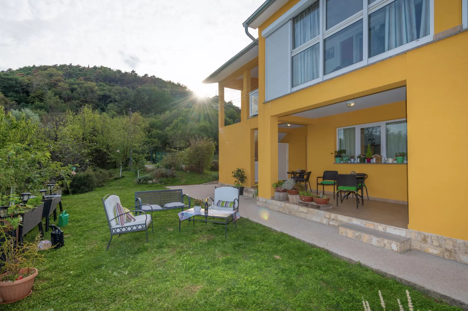 Apartments Indira - Tara - One Bedroom Apartment-Tuinen zomer