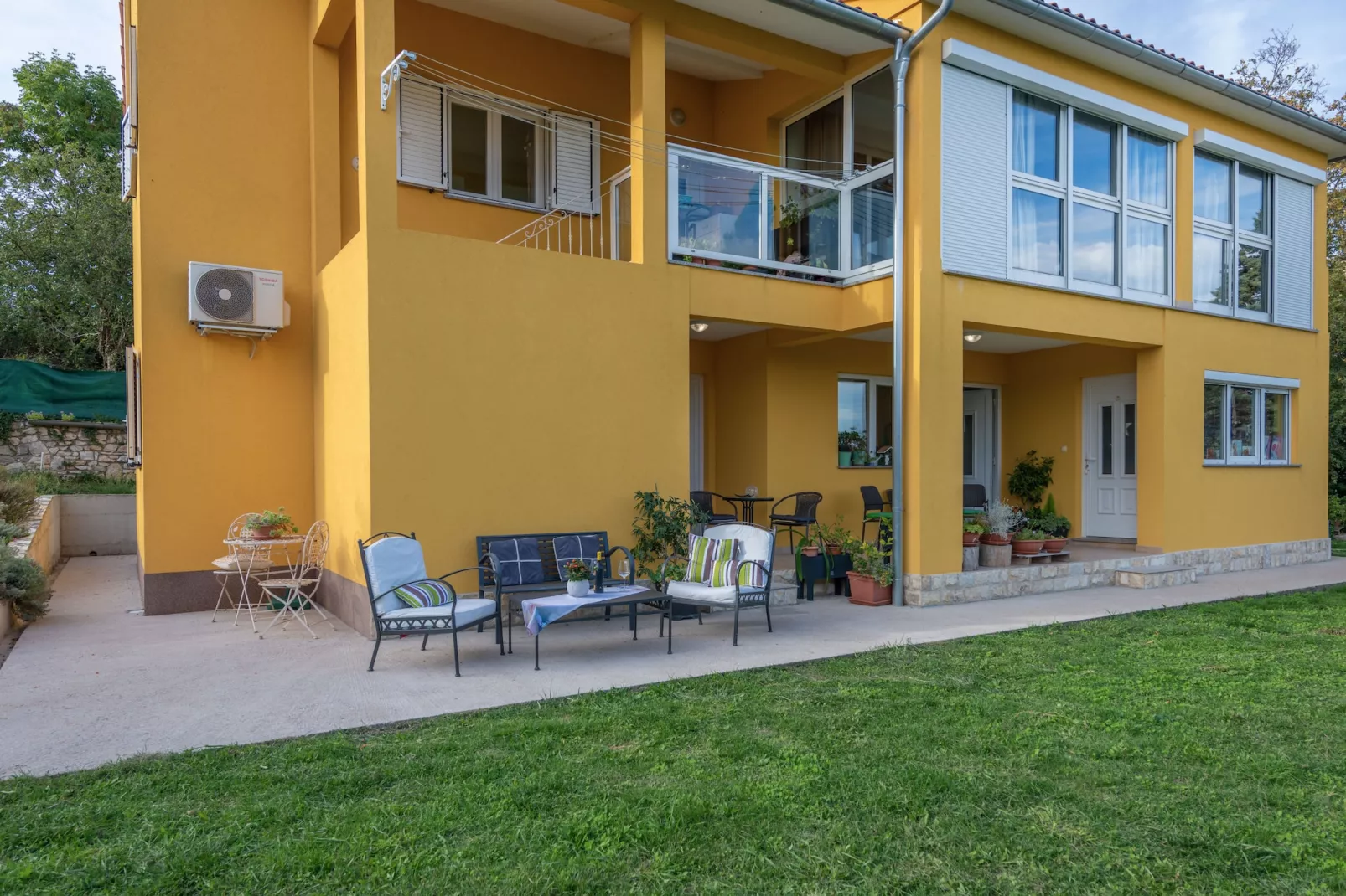 Apartments Indira - Tara - One Bedroom Apartment-Buitenlucht