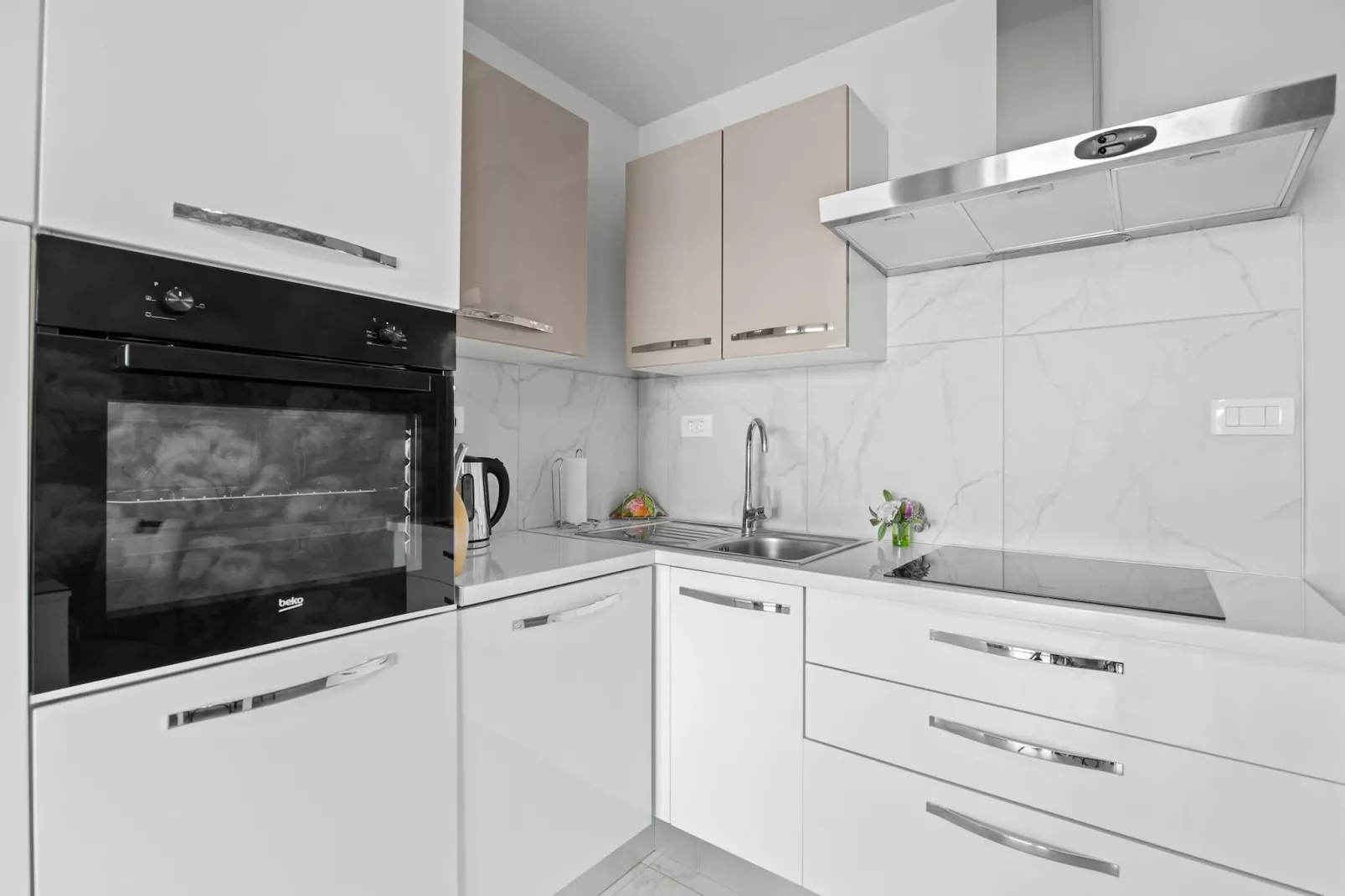 Lady M Gold - Balcony and Sea View-Keuken