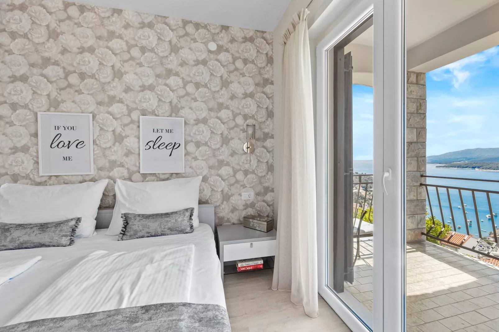 Lady M Gold - Balcony and Sea View-Slaapkamer