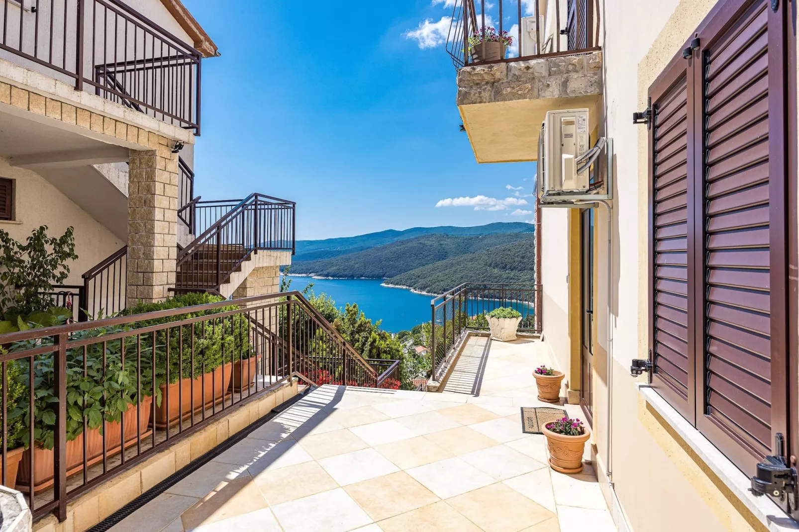 Lady M Gold - Balcony and Sea View-Buitenlucht