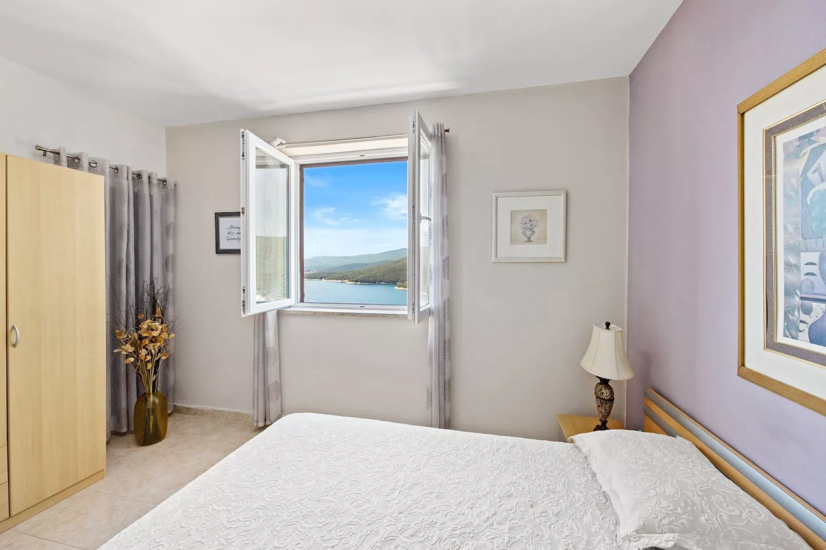 Lady M White - Balcony and Sea View-Slaapkamer
