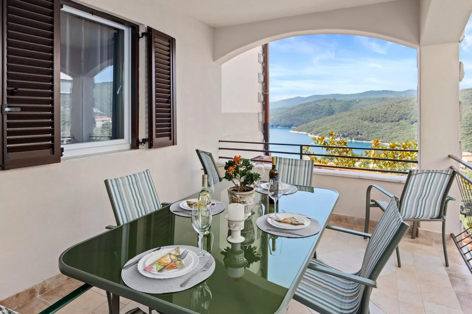 Lady M White - Balcony and Sea View-Buitenlucht