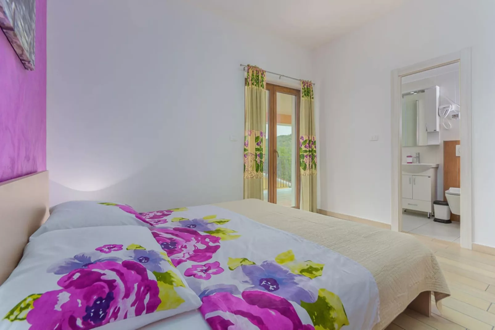 Santa Lucia - Villa with Private Pool & Sea View-Slaapkamer