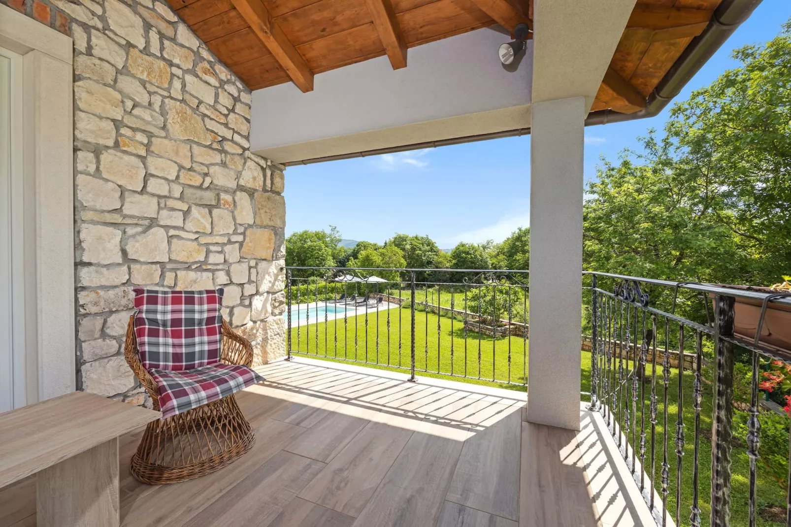 Villa Katarina - Old Stone House with Private Pool-Terrasbalkon