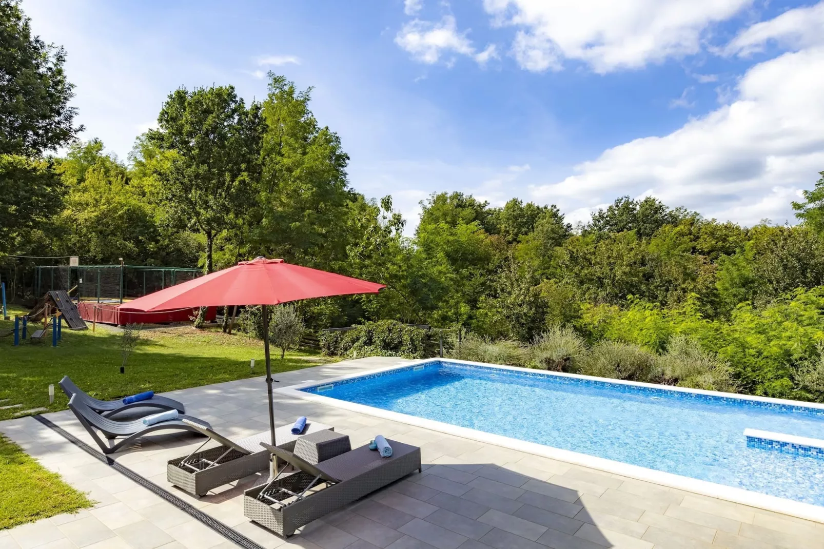 Red House Kraj Drage - Oasis in the Nature-Zwembad