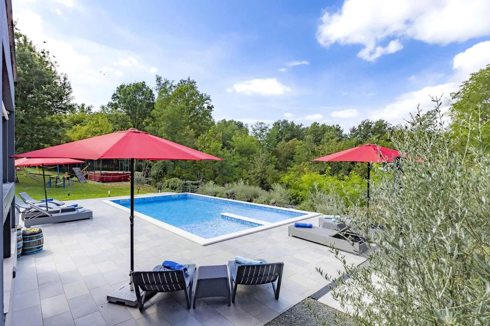 Red House Kraj Drage - Oasis in the Nature-Zwembad