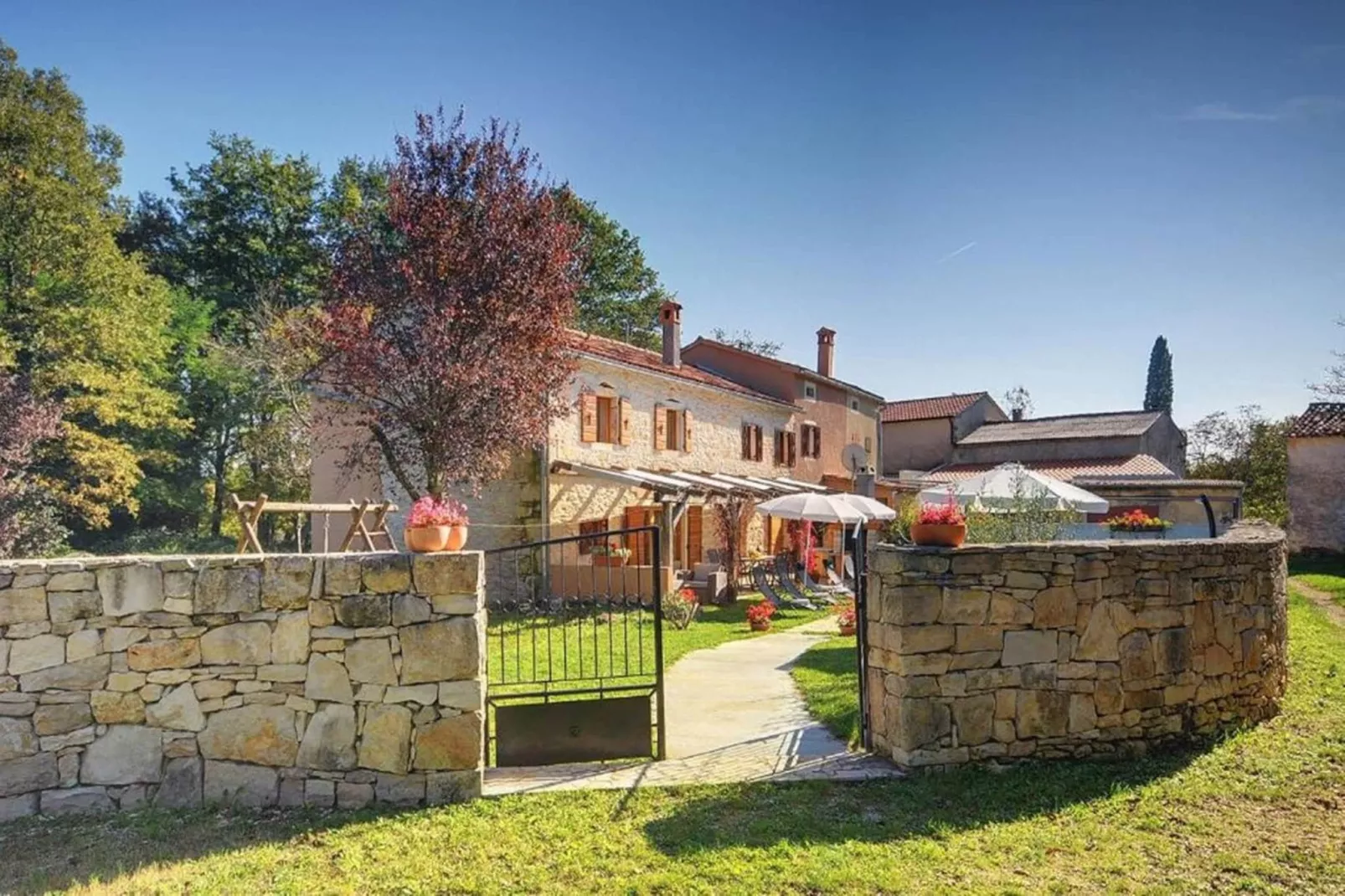 Villa Katherine with Pool and Game Room-Buitenkant zomer