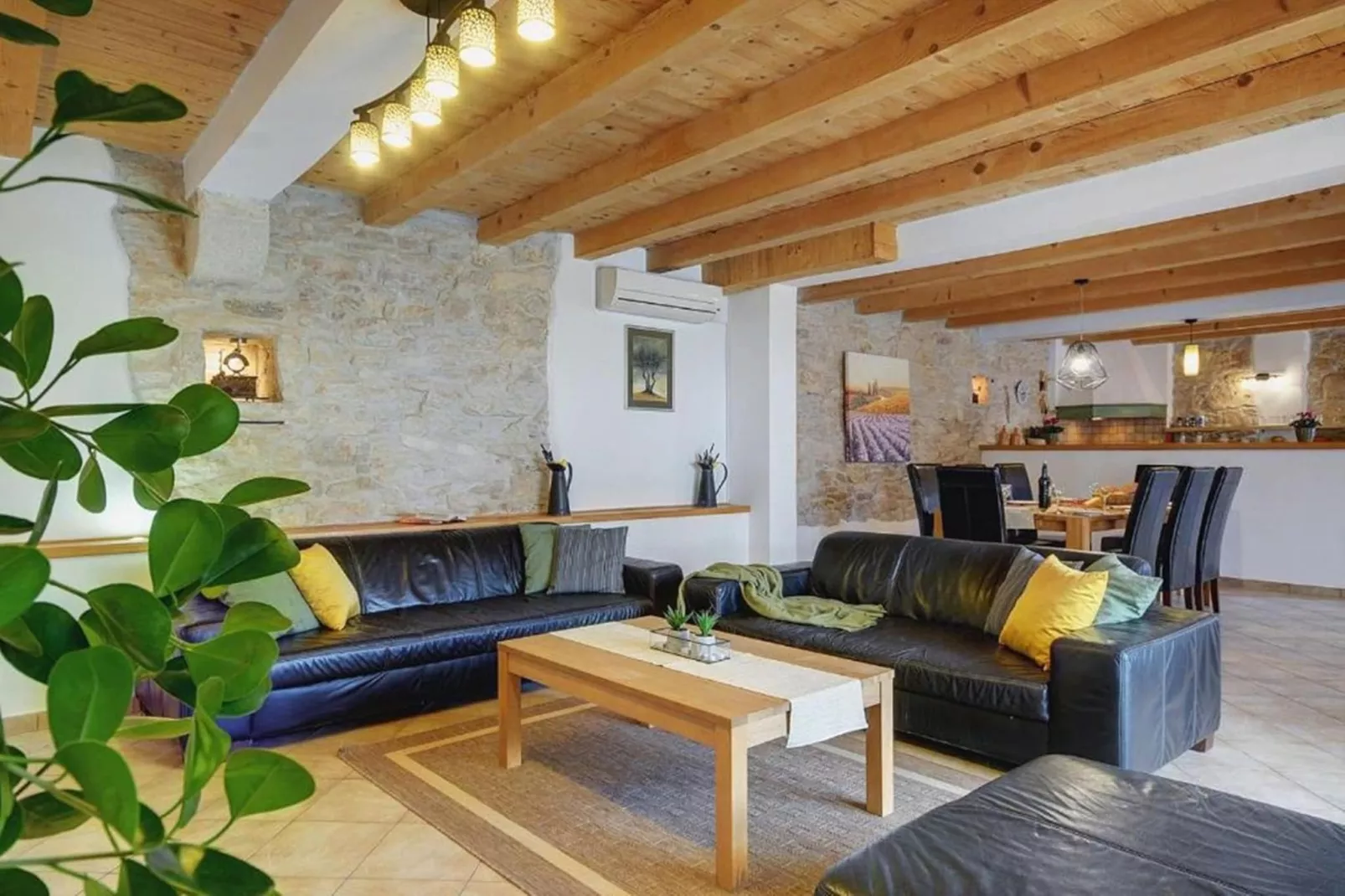 Villa Katherine with Pool and Game Room-Woonkamer