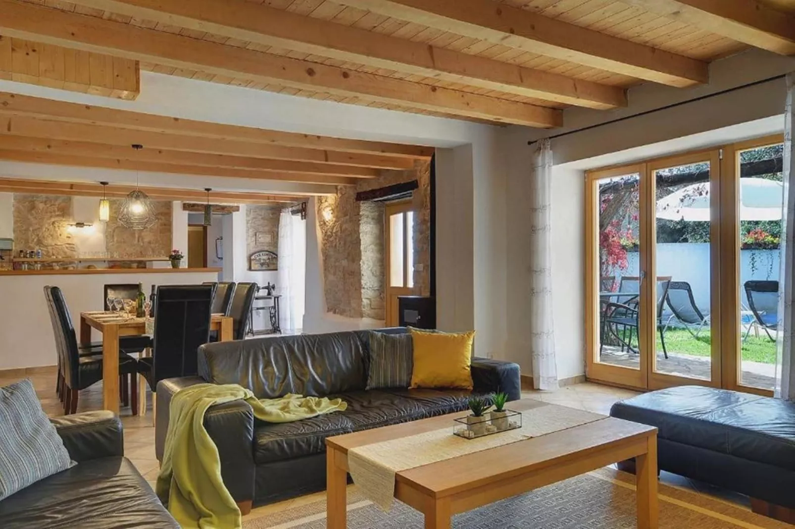 Villa Katherine with Pool and Game Room-Woonkamer