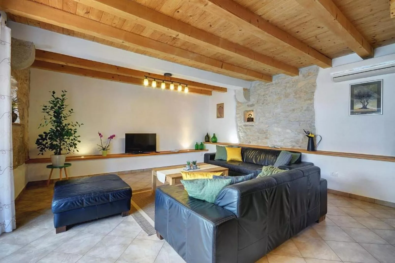 Villa Katherine with Pool and Game Room-Woonkamer