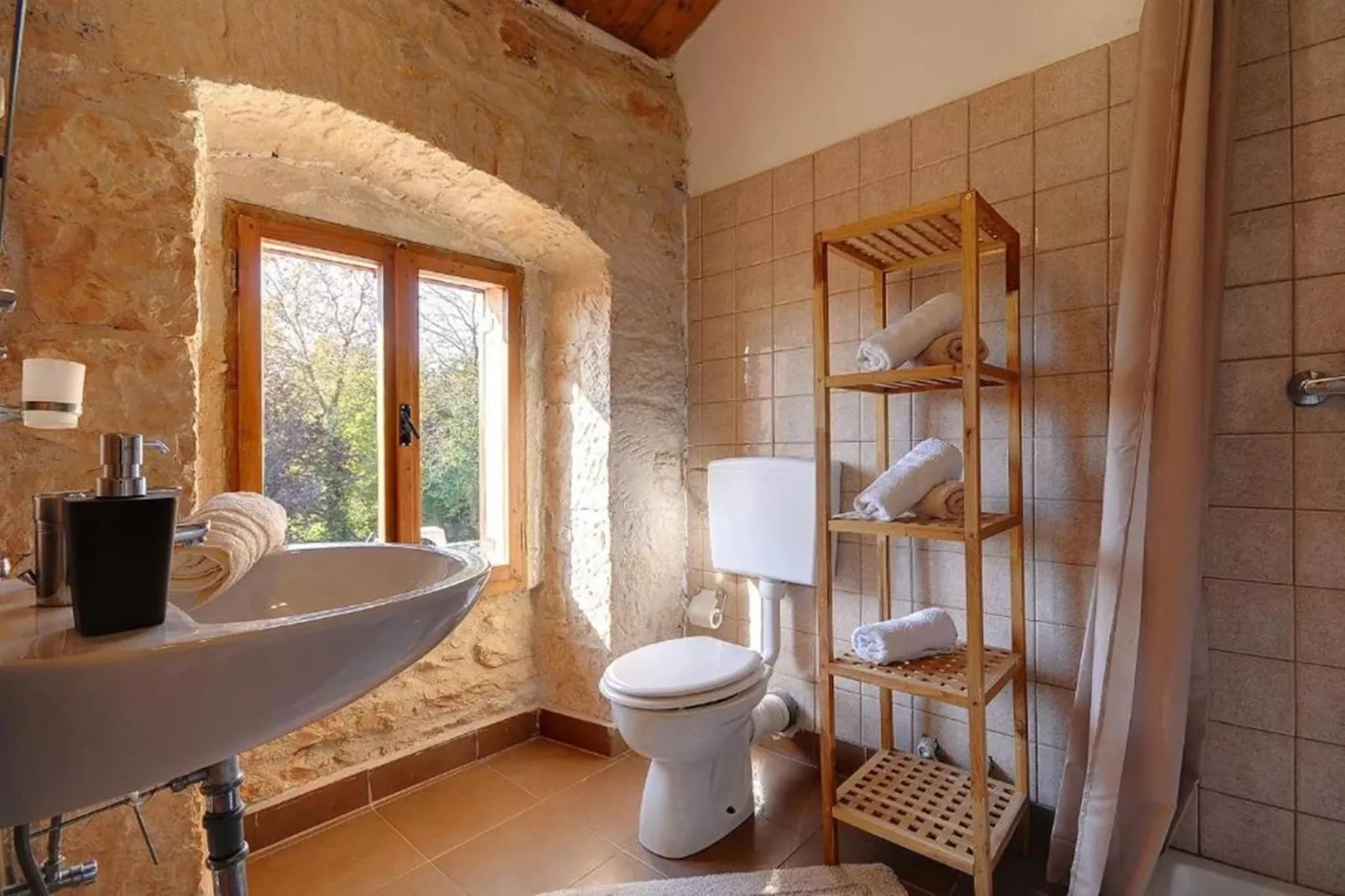Villa Katherine with Pool and Game Room-Badkamer
