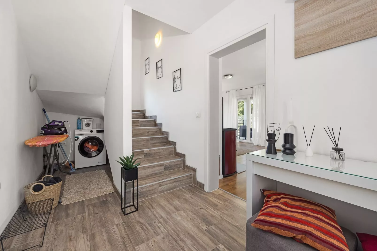 Villa Jakov with Private Pool-Overloop
