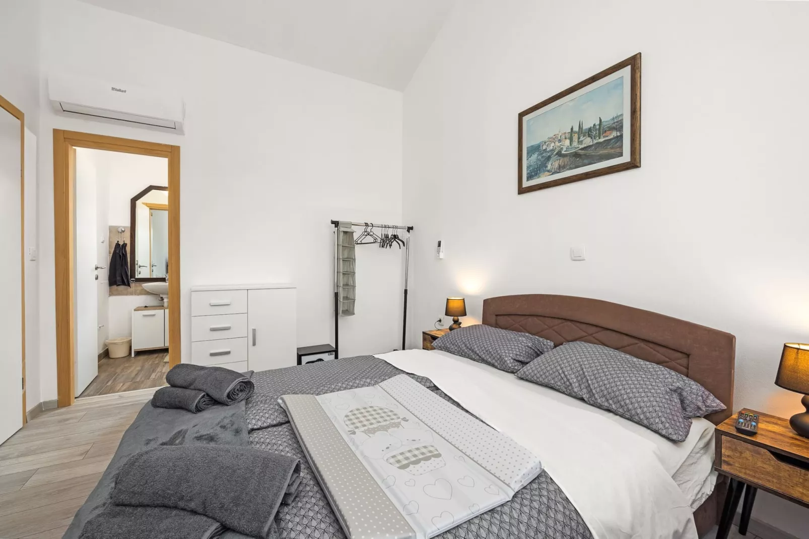 Villa Jakov with Private Pool-Slaapkamer