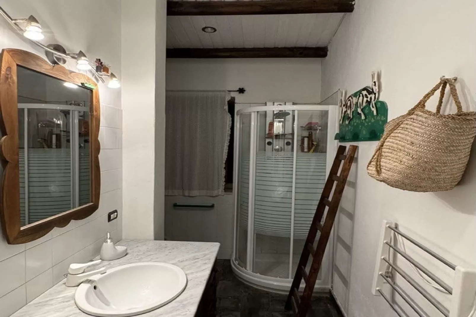 Villa Castelbuono-Badkamer
