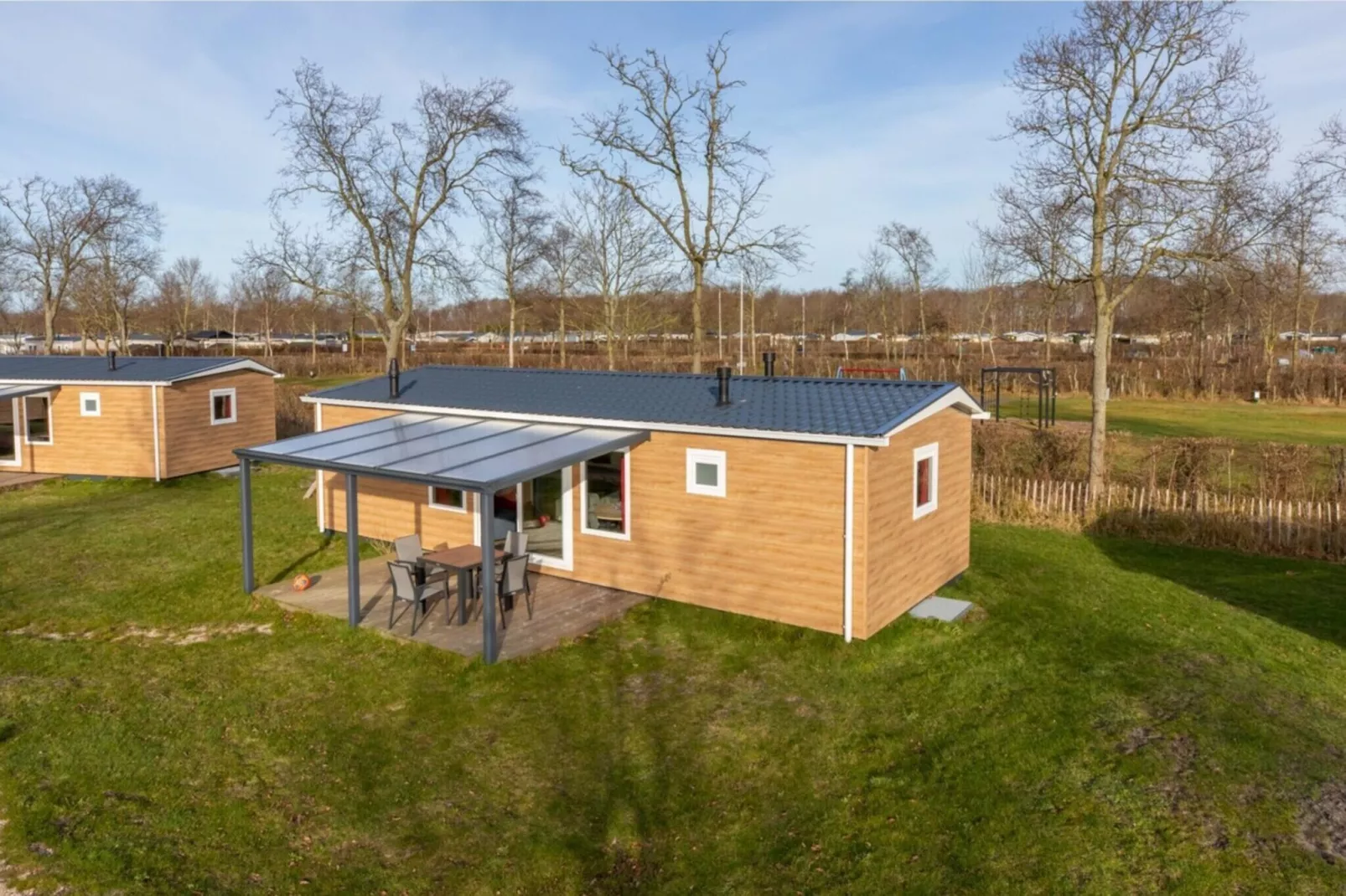 Chalet - Camping de Duinhoeve 'Bosdier'-Buitenkant zomer