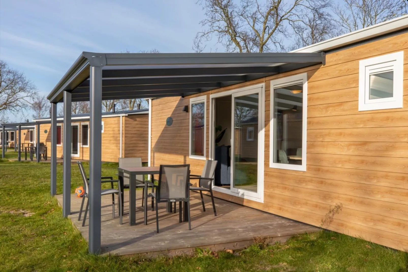 Chalet - Camping de Duinhoeve 'Bosdier'-Buitenkant zomer