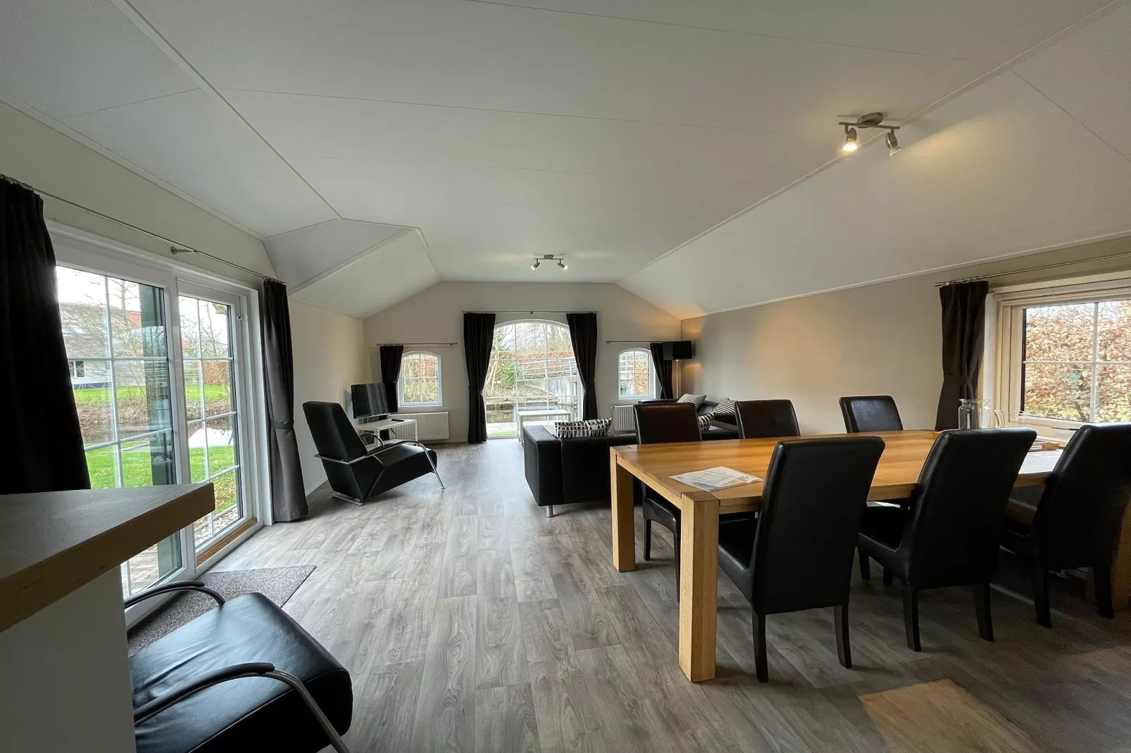 Boerderijchalet nr1-Eetkamer