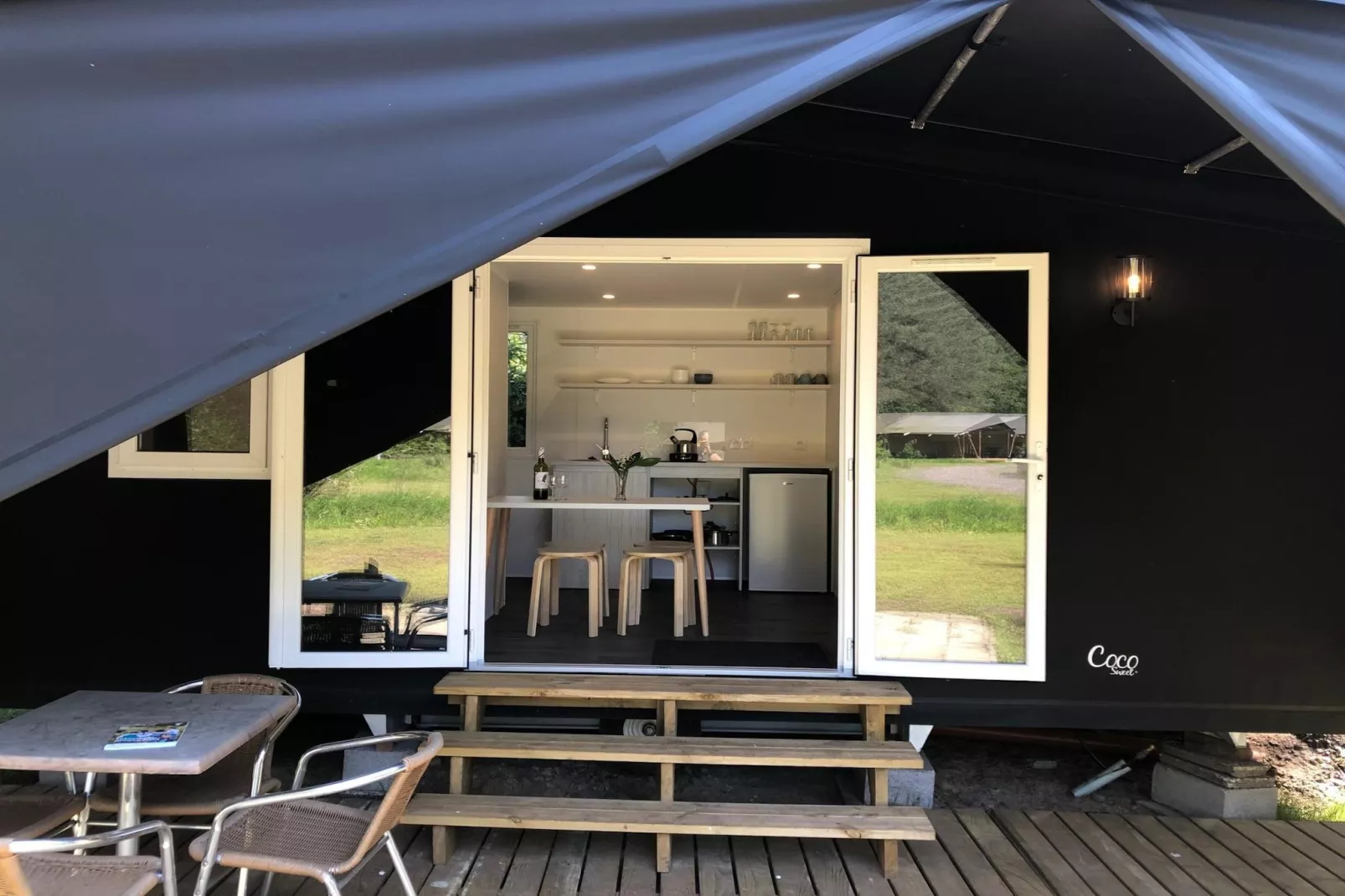 Siesta Lodge-Buitenkant zomer