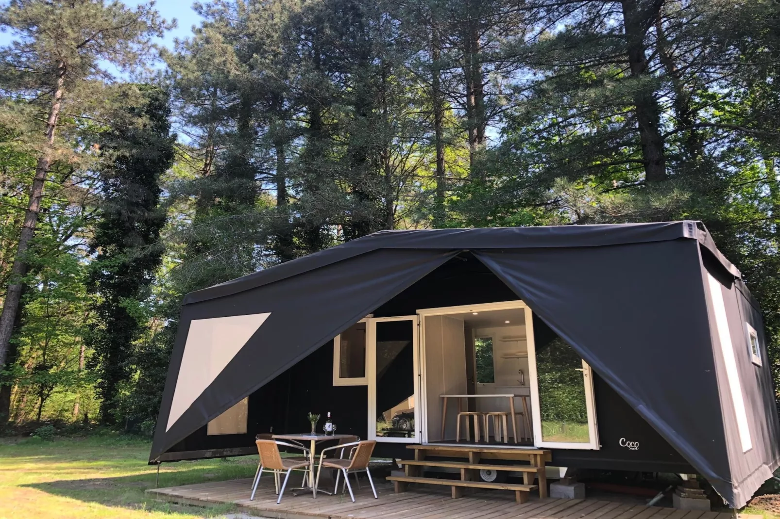 Siesta Lodge-Buitenkant zomer