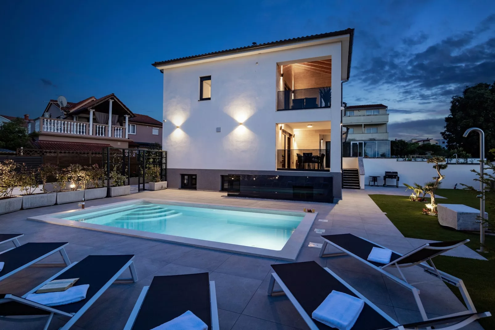 Villa Antares - Luxurious Vacation Oasis-Buitenkant zomer