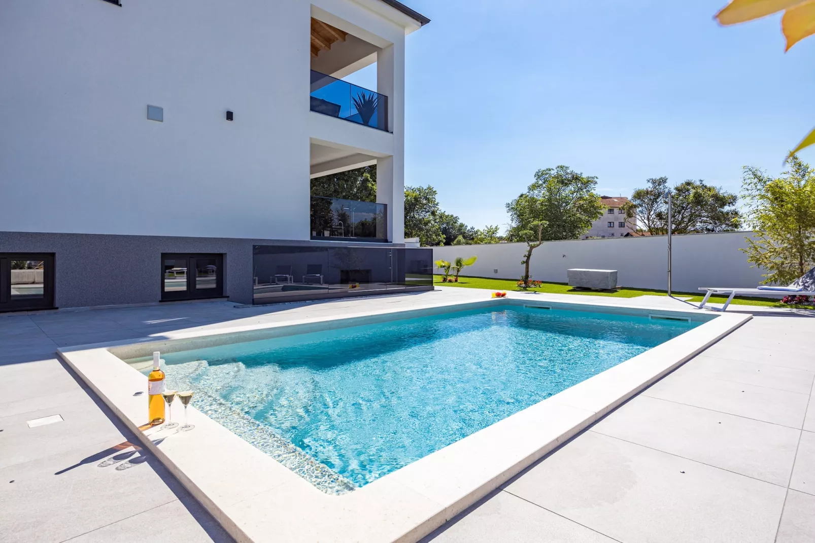 Villa Antares - Luxurious Vacation Oasis-Zwembad