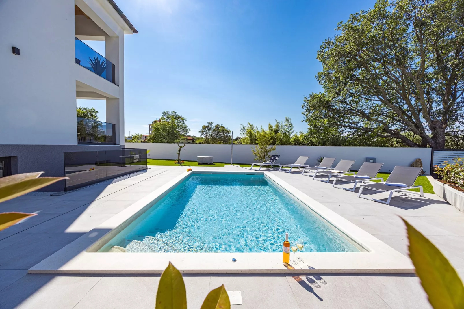 Villa Antares - Luxurious Vacation Oasis-Zwembad