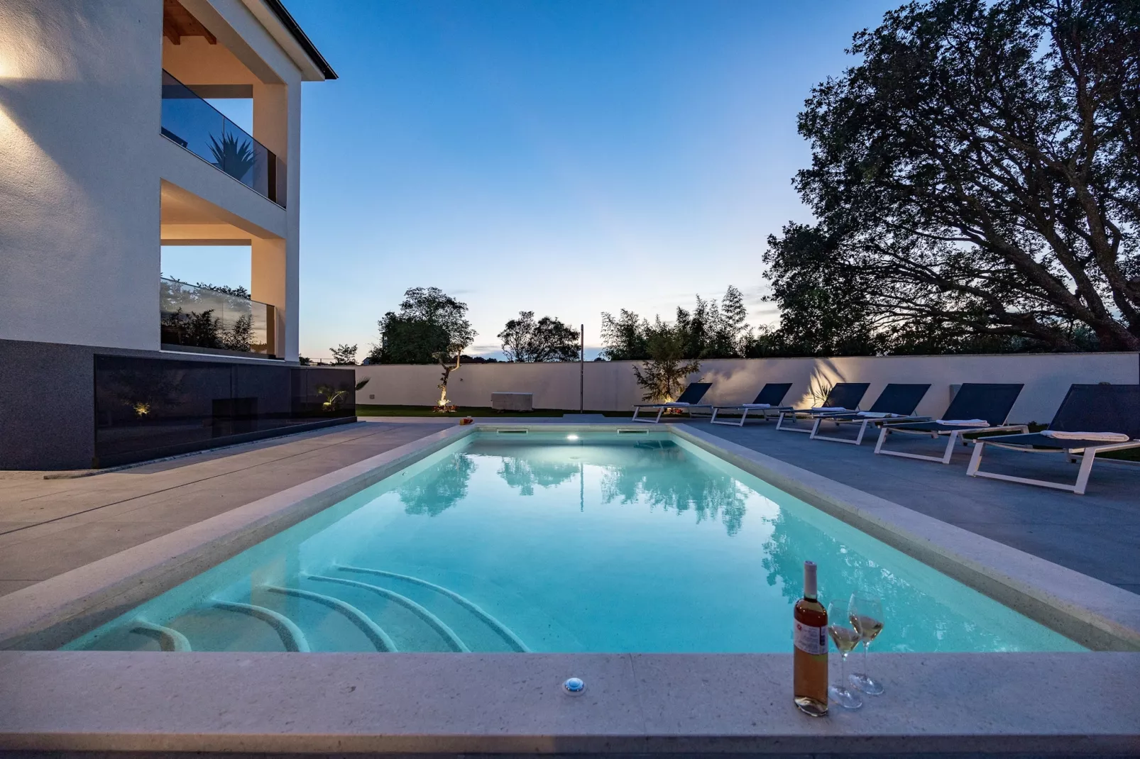Villa Antares - Luxurious Vacation Oasis-Zwembad