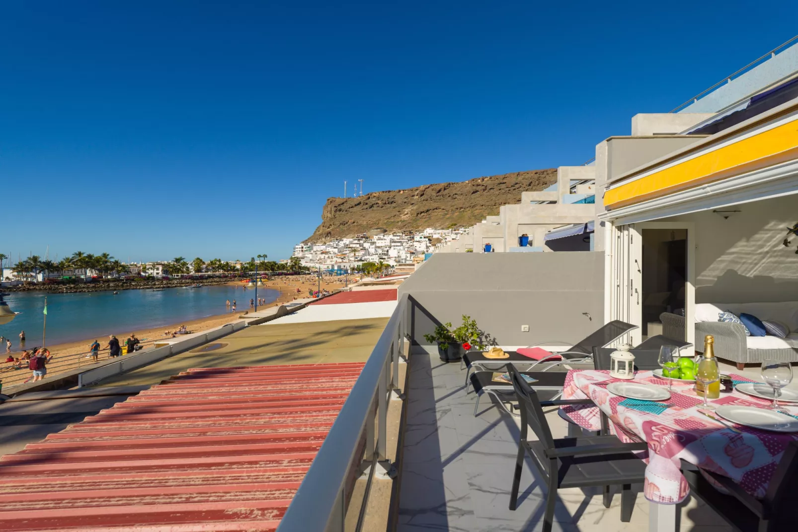 MOGAN BEACH BLUE SKY-Buitenlucht