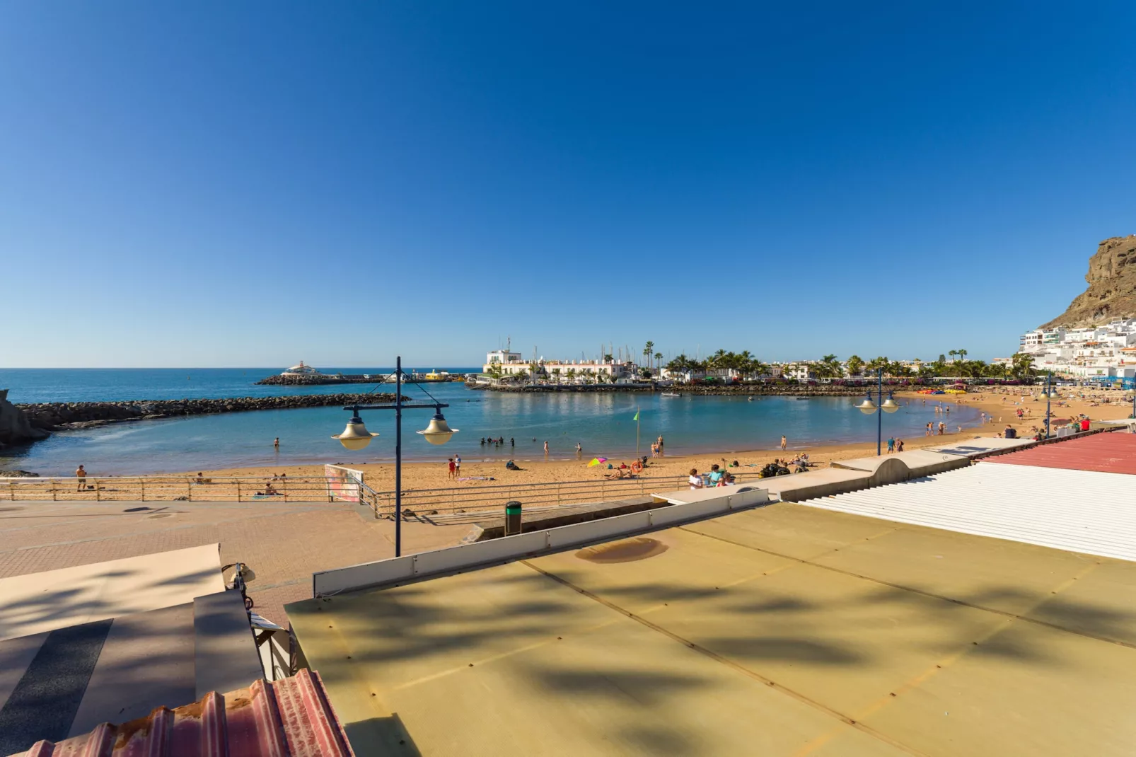MOGAN BEACH BLUE SKY-Buitenlucht