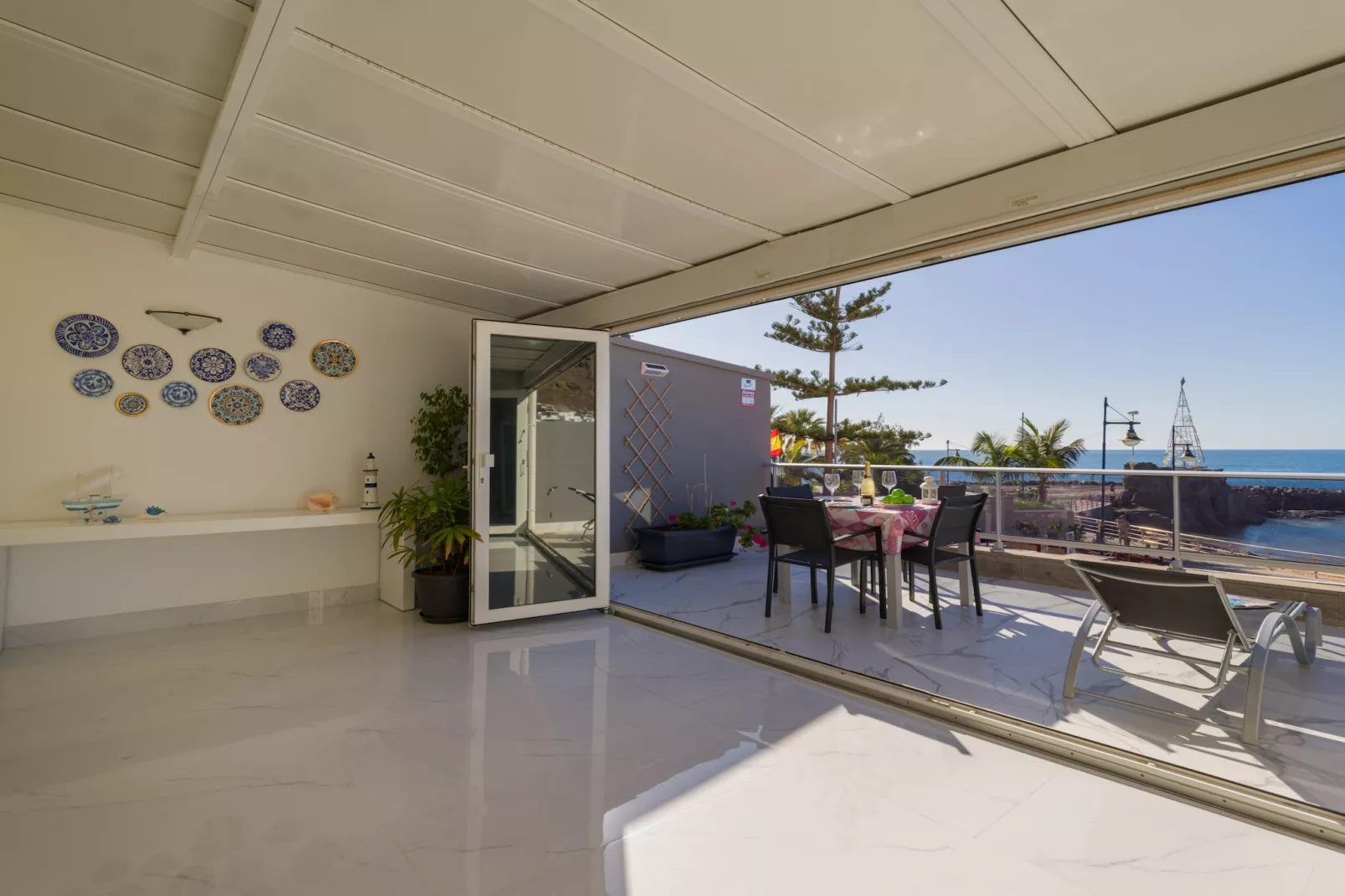 MOGAN BEACH BLUE SKY-Terras