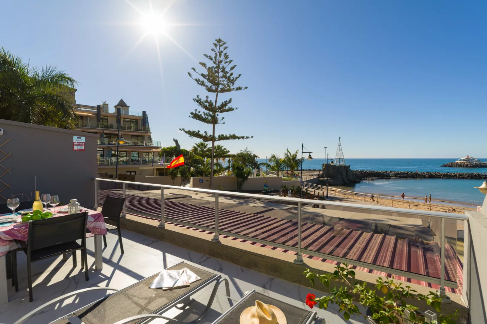 MOGAN BEACH BLUE SKY-Terras